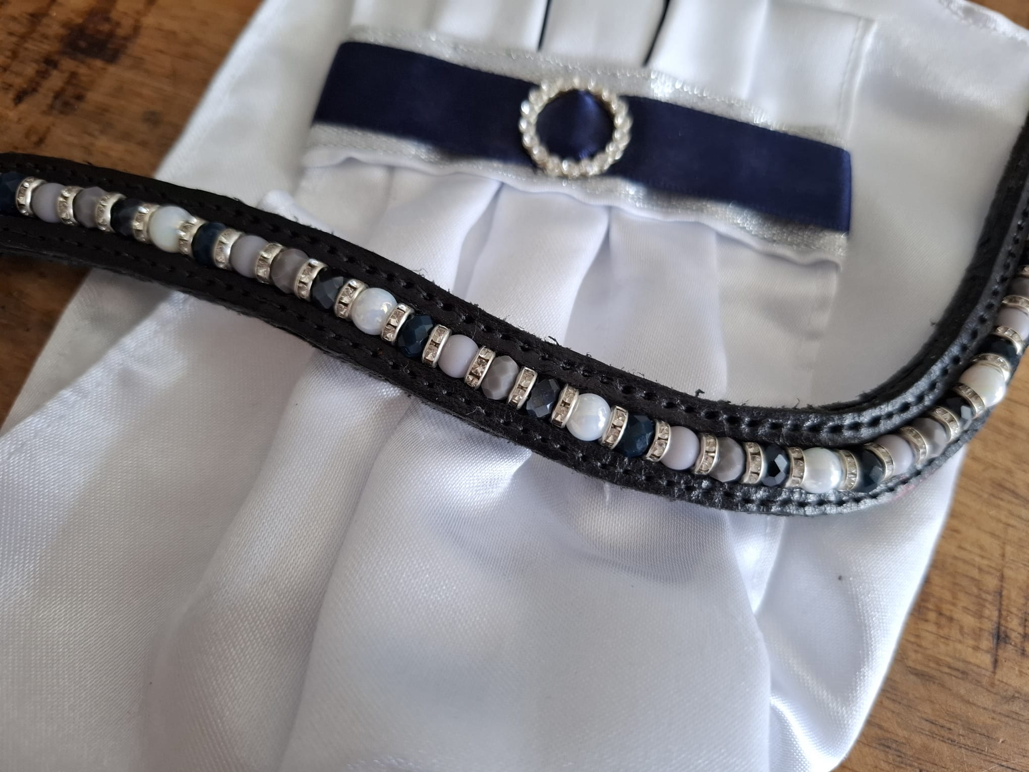 Handgemaakte Plastron – stijlvol en uniek voor jouw dressuuroutfit